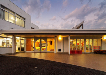 正面玄関（夜景）